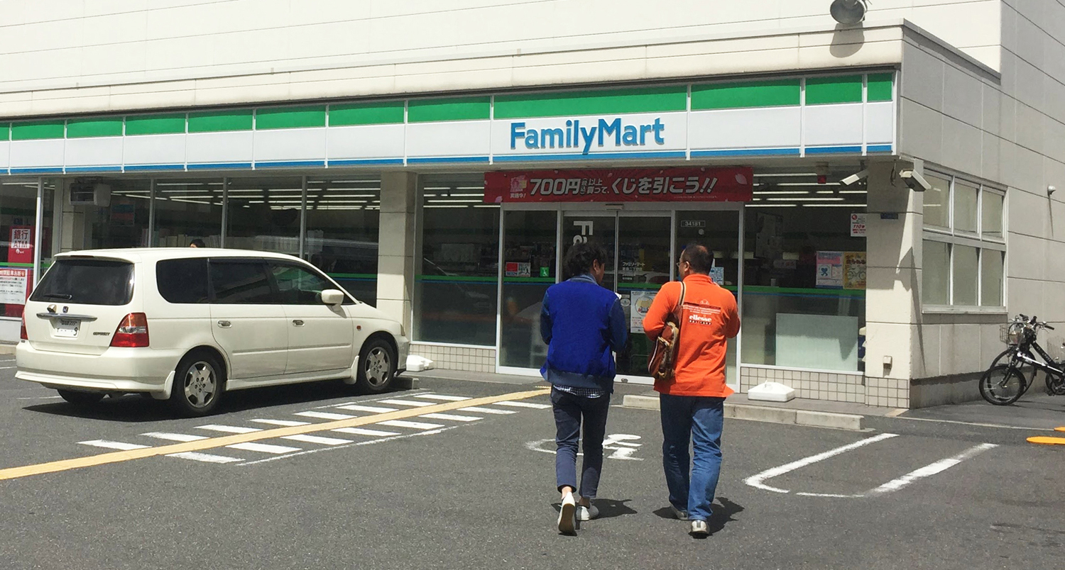 Japanese_man_shopping_convenience_store_2 people walking to convenience store