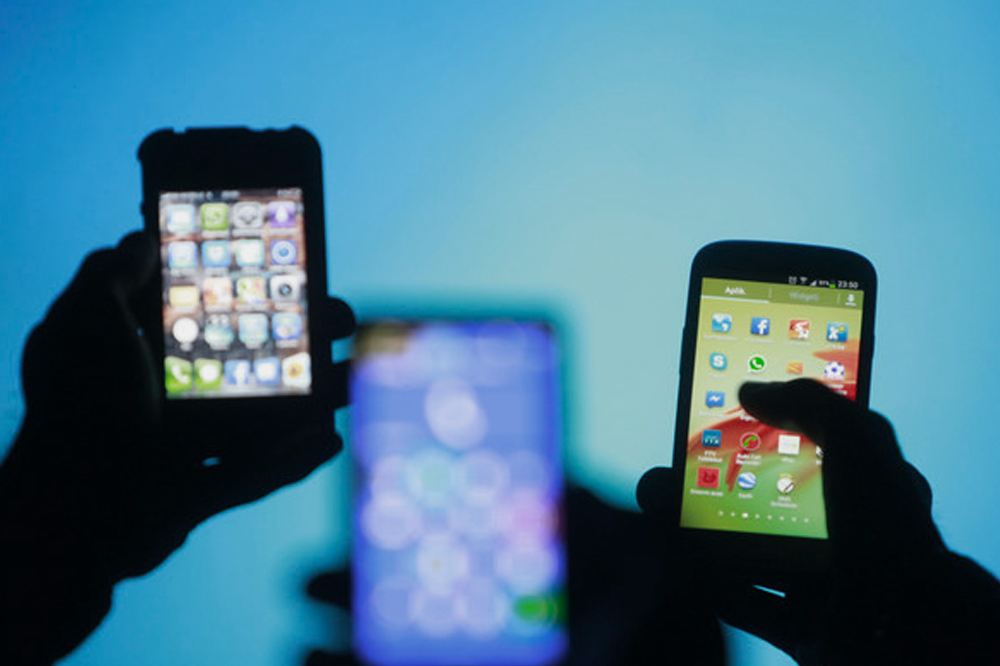 People_on_mobile_phone 3 phones