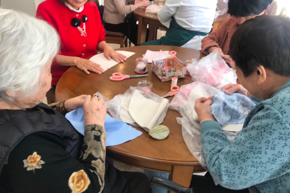 Team_Immersion_2 seniors doing crafts