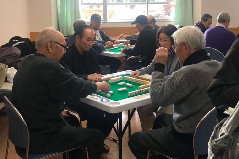 Team_Immersion_4 seniors playing table game