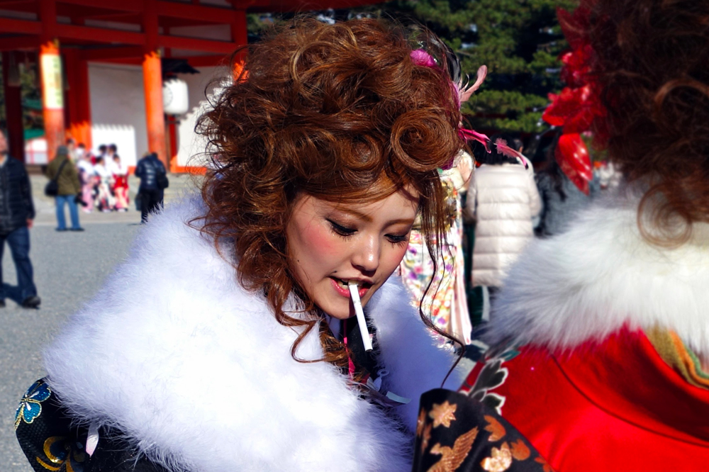 Trendwatch_3 Woman smoking at parade