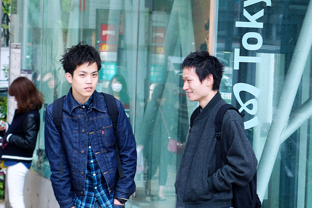 Young_japanese_men_talking men talking