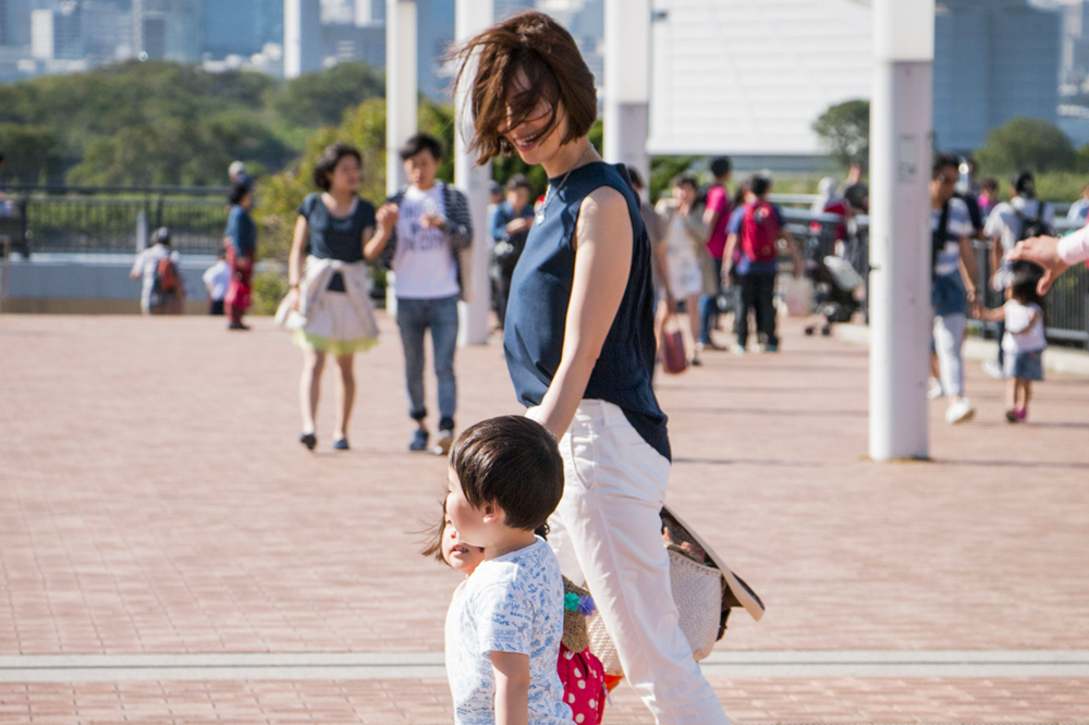 Young_japanese_mother woman walking with child