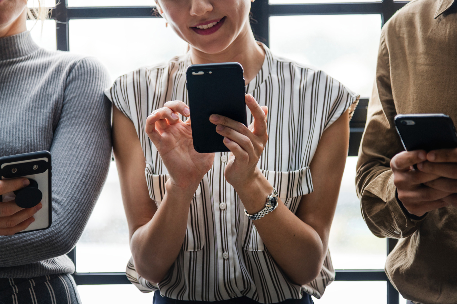 japanese-woman-using-mobile Young woman using phone